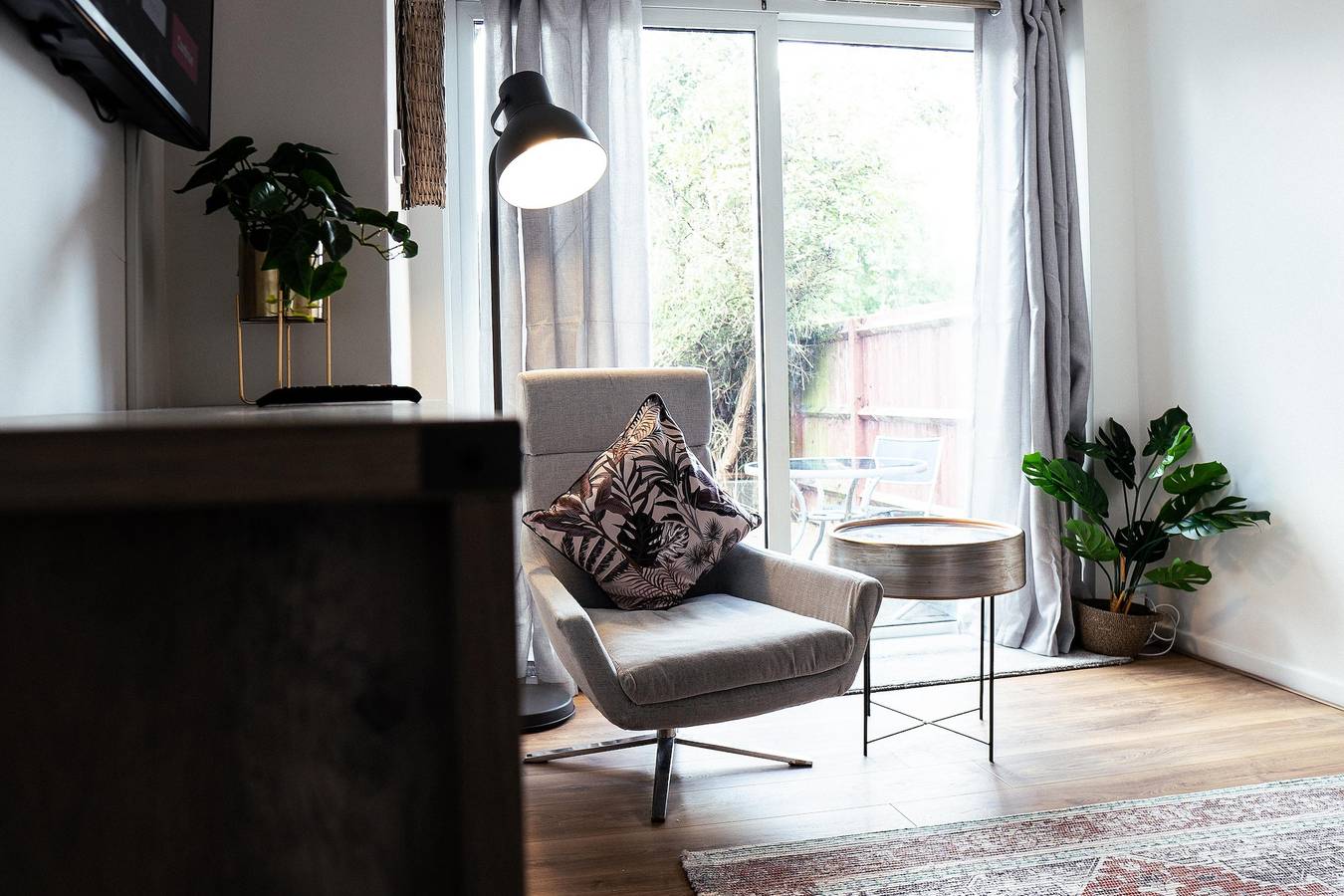 4-Bed House Sleeps 8 -Private Garden -Free Parking in Kettering, Northamptonshire