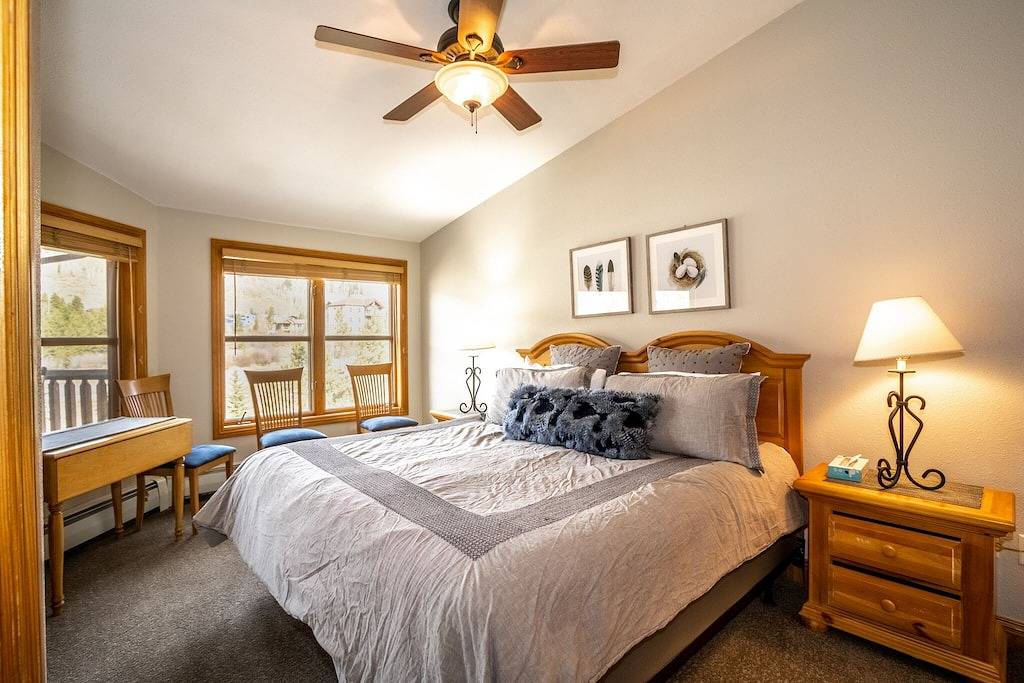 Ganze Wohnung, Gewölbedecken, Kingsize-Bett, großer Balkon, Shuttle in der Nähe, kostenloses Wifi in Arapahoe Basin