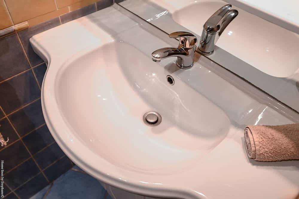Ganze Wohnung, Large studio with terrace and pool view in La Bouilladisse, Marseille und Umgebung