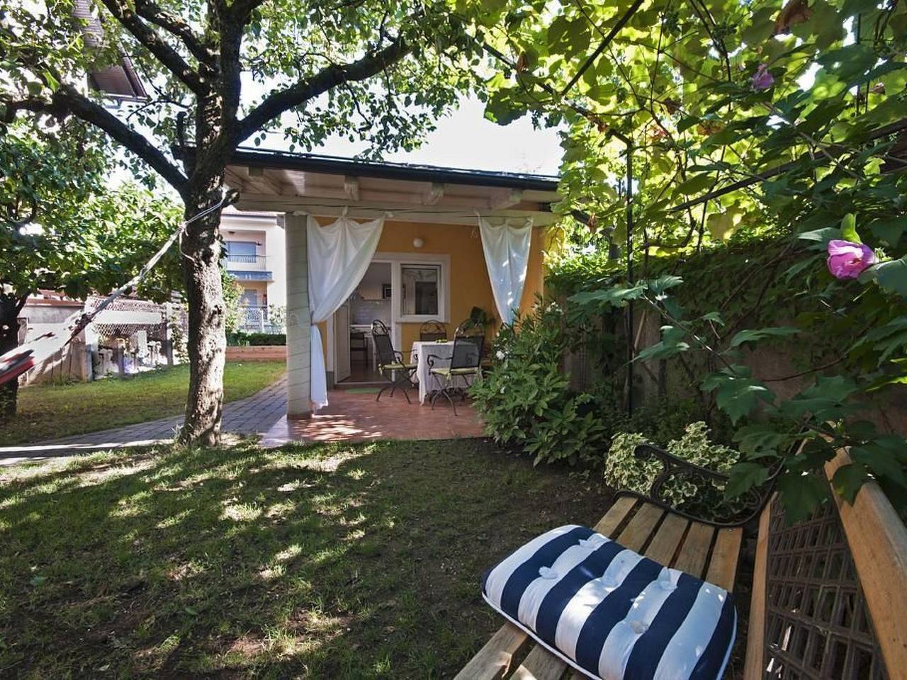 Ferienhäuschen für zwei mit Terrasse und schattigem, kleinen Garten, in der Näh in Liubliana, Osrednjeslovenska