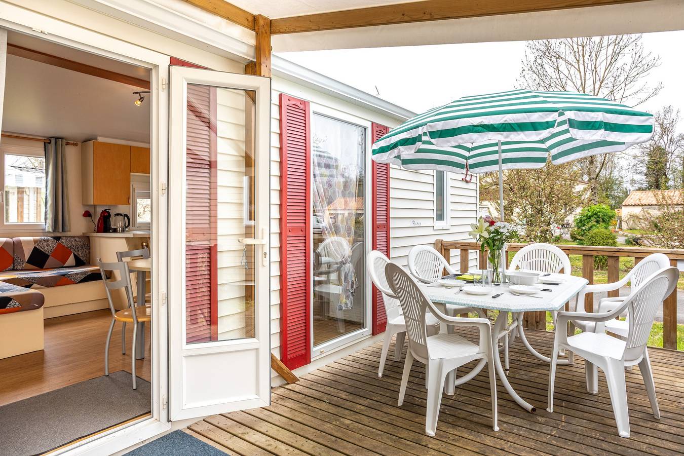 Mobile Home 'Piscines - Terrasse' avec piscine partagée et terrasse privée in Angles, Vendée