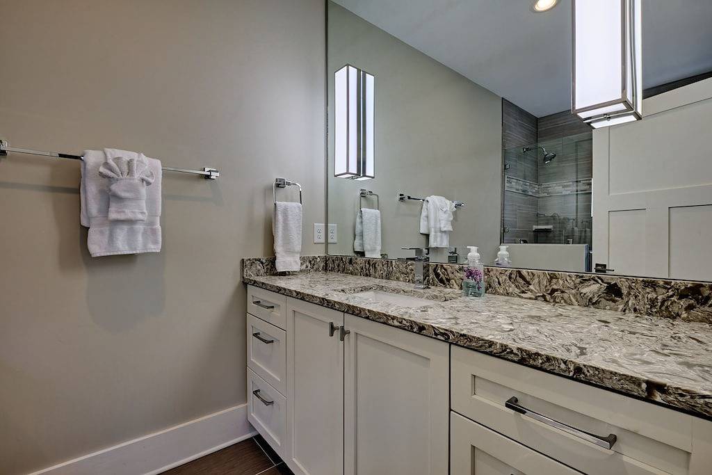 Dancing Bear Walk to Town: Spacious 3Br home in Highlands with wooded views. in Highlands (NC), Macon County