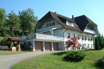 Gîte pour 4 personnes, avec jacuzzi et balcon à Zell am Harmersbach
