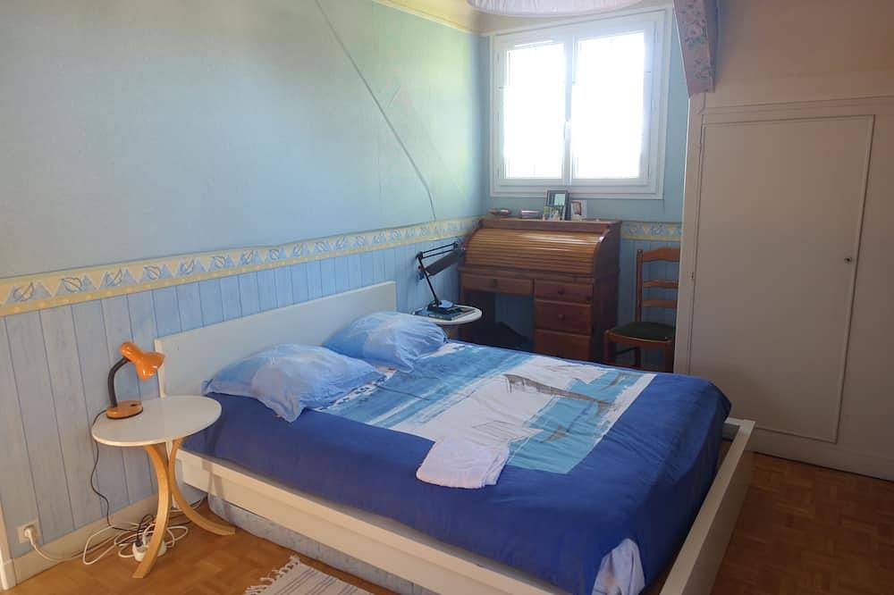Villa 160m2, covered swimming pool, land1300m2, near Versailles, St Quentin-en-Y in Neauphle-le-Vieux, Yvelines