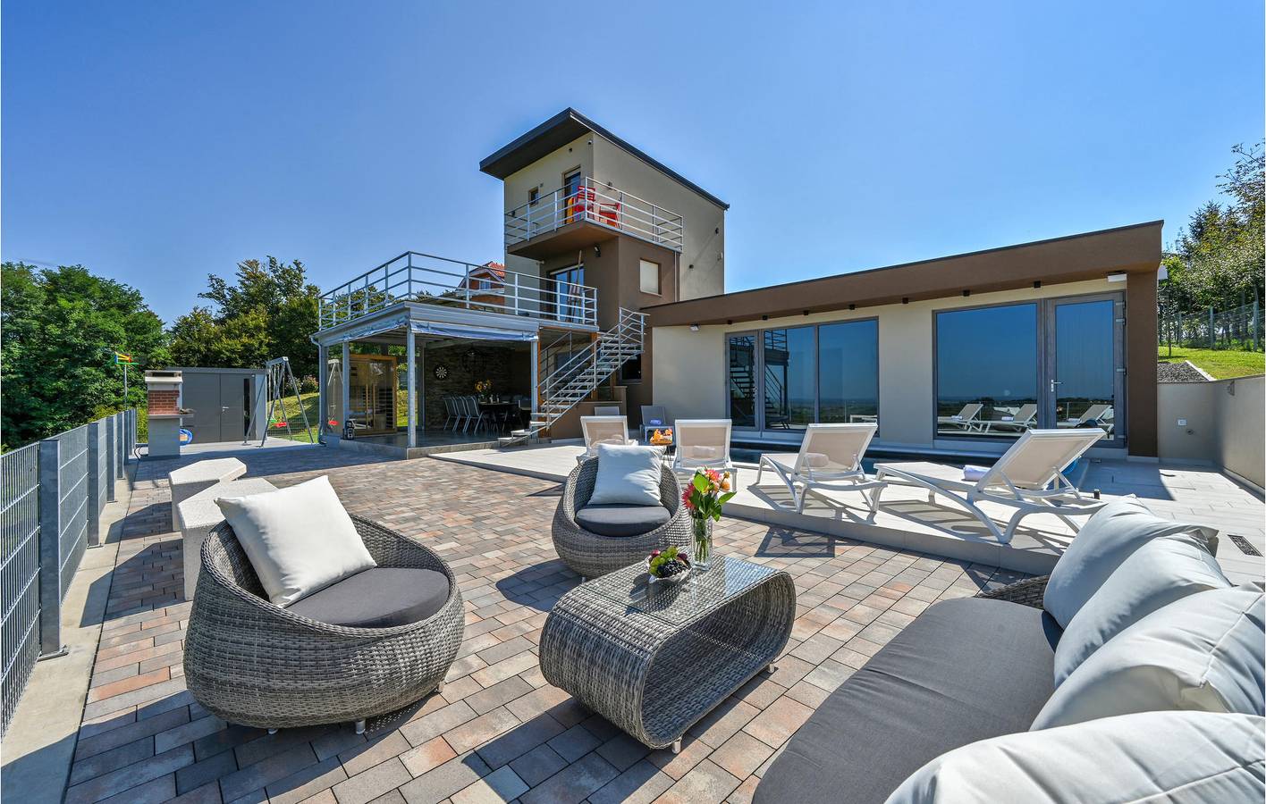 Charmante 105 m² große Ferienwohnung mit Pool, WLAN und Parkplatz am Fluss Bednja in Varazdin
