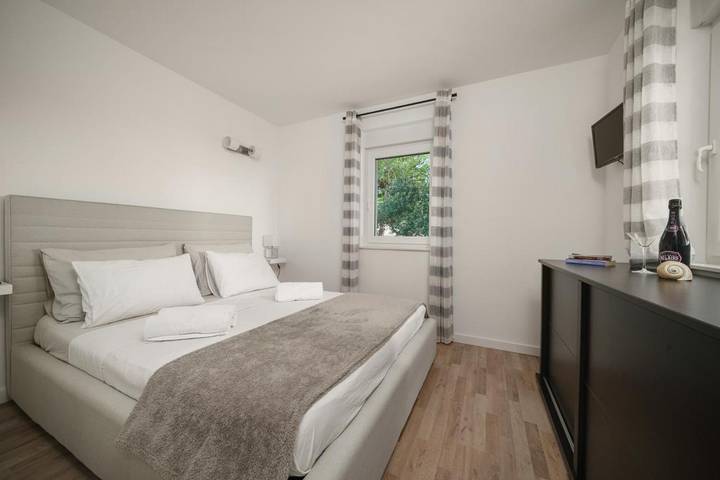 Villa pour 8 personnes, avec piscine ainsi que jardin et vue à Tribunj - 3