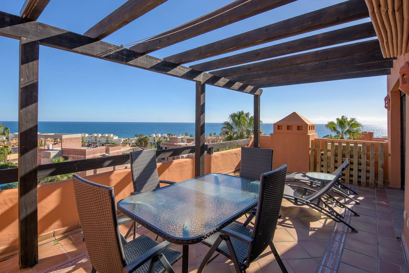 Hel leilighet, Apartment 'Ático De Lujo Con Vistas Al Mar' with Sea View, Wi-Fi and Air Conditioning in Albayt Costa Galera Country Club, Estepona
