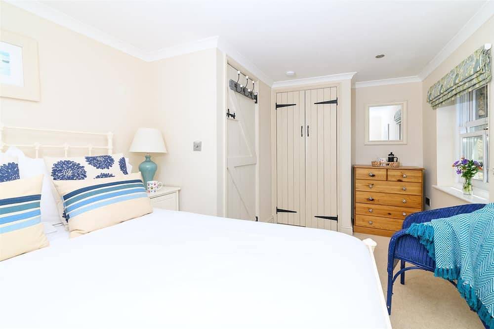 Architect designed brand new Cornish cottage in Mousehole in Mousehole, Cornwall