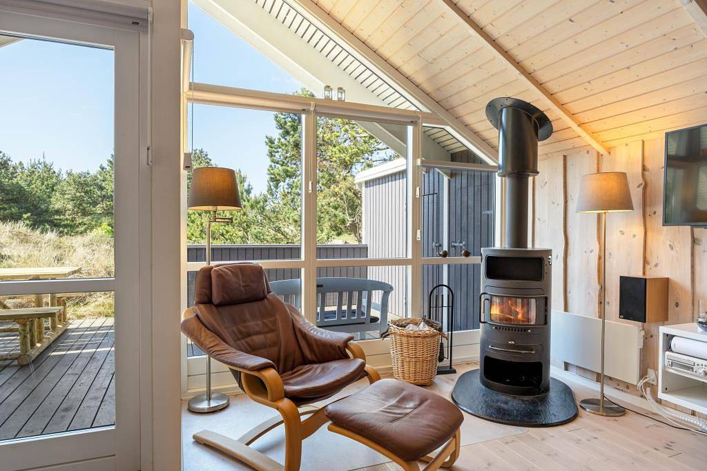 Schönes Ferienhaus mit Whirlpool, Sauna und Holzofen in Søndervig, Holmsland Klit