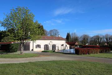Gîte pour 6 personnes, avec terrasse ainsi que piscine et jardin à Le Châtenet-en-Dognon