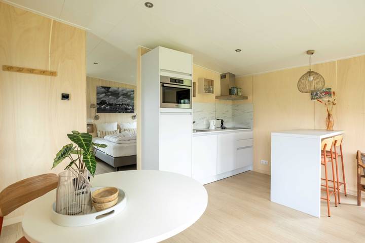 Stilvolles Ferienhaus für 2 Personen mit Sauna und Klimaanlage in einem wasserreichen Park in Friesland in Friesland