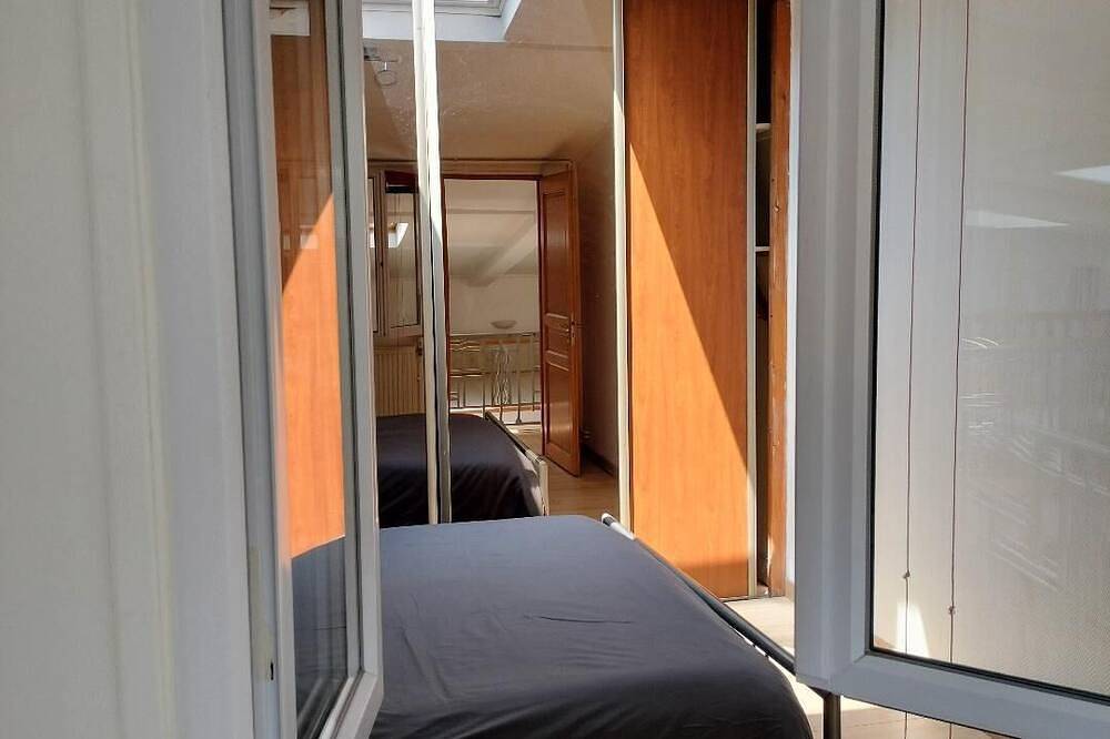 A Quiet Bungalow In The Heart Of Town in Aubervilliers, Sena-Saint Denis