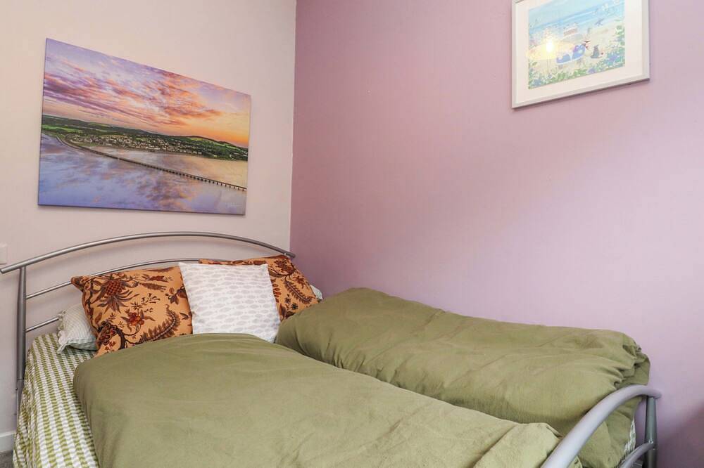 Flat 2, Dorstan, pet friendly, country holiday cottage in Arnside in Arnside, Lake District