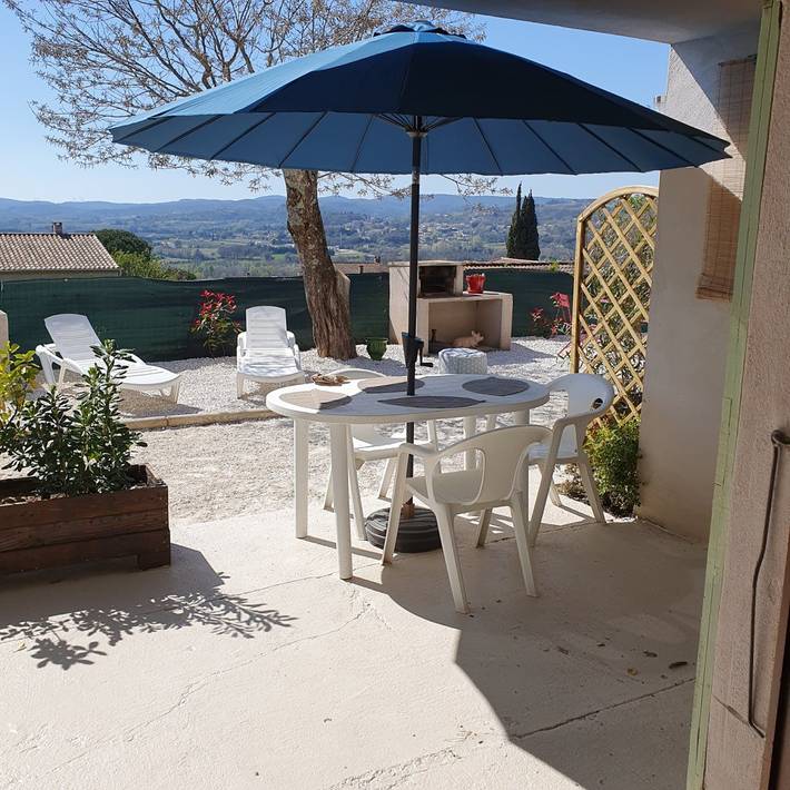 Studio pour 4 personnes, avec jardin ainsi que terrasse et piscine, animaux acceptés