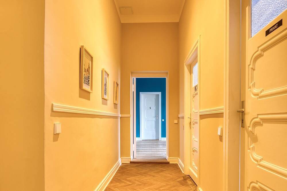 Ganze Wohnung, Family-Friendly 2Br Apartment, Bright Winter Garden, 70m to Metro, Sleeps 6 in Berlin Innenstadt, Berlin