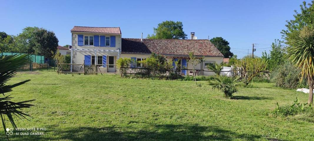 Location de vacances pour 12 personnes, avec vue ainsi que jardin et piscine, animaux acceptés à Saint-Simon-de-Bordes