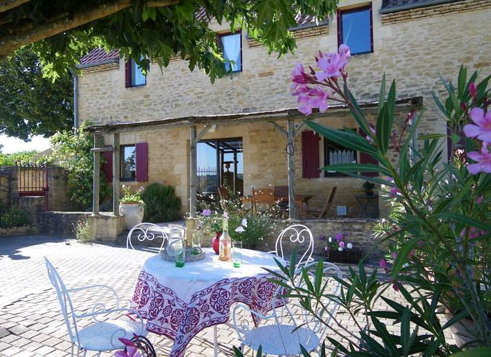 Gîte pour 4 personnes, avec terrasse ainsi que piscine et jardin - 1
