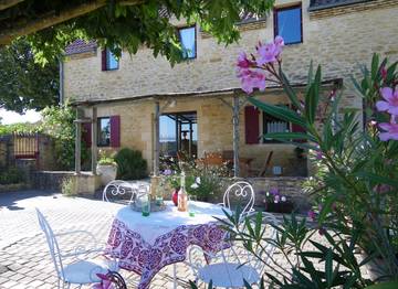 Gîte pour 4 personnes, avec jardin ainsi que terrasse et piscine à Tamniès