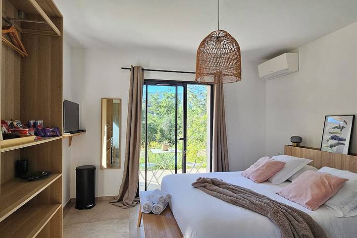 Gîte pour 2 personnes, avec piscine ainsi que jardin et terrasse à Olmiccia - 2