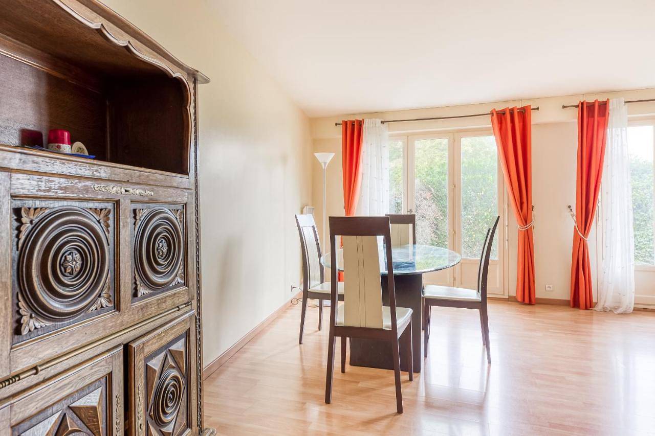 Appartement entier, Spacious 3-Bedroom Duplex with Garden close to Cdg Airport in Vaujours, Seine-Saint-Denis