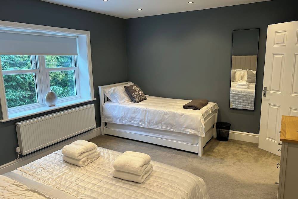 Entire cottage in East Sussex, 12 guests, 5 bedrooms, Hot tub & Games Room in Bexhill, East Sussex