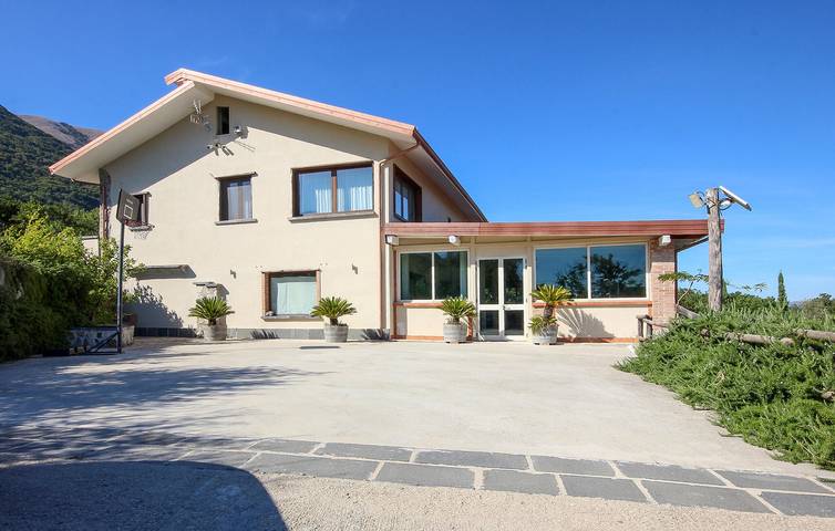 Senerchia Gartenwohnung mit Pool & Parkplatz in Senerchia, Avellino Provinz