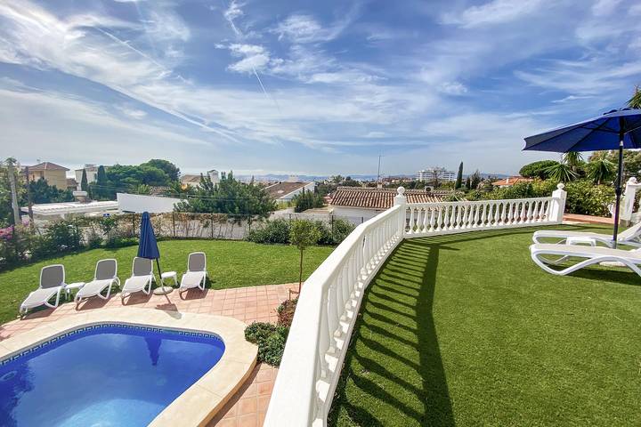 Villa for 8 people, with terrace and pool as well as yard, kid friendly in Fuengirola