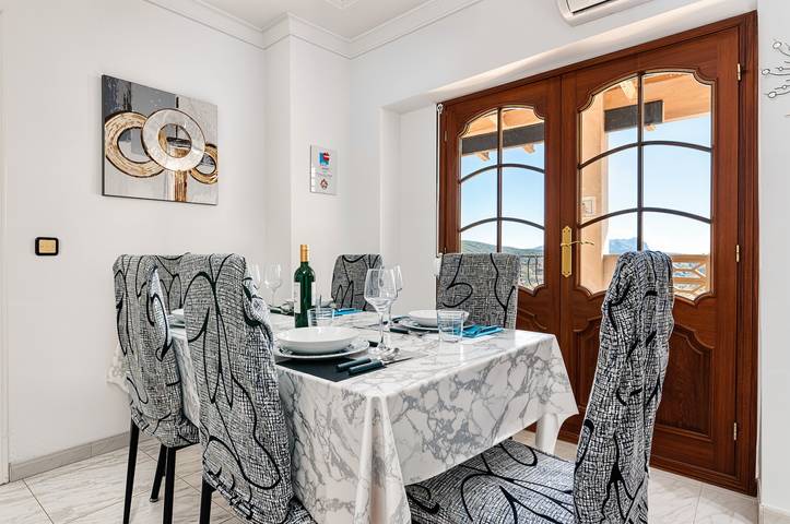 Entire apartment, 'The Triplets' Apartment with Mountain Views, Wi-Fi and Air Conditioning in Agres, Alicante Inland