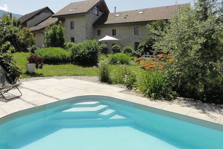 Location de vacances pour 6 personnes, avec jardin et piscine à Yenne