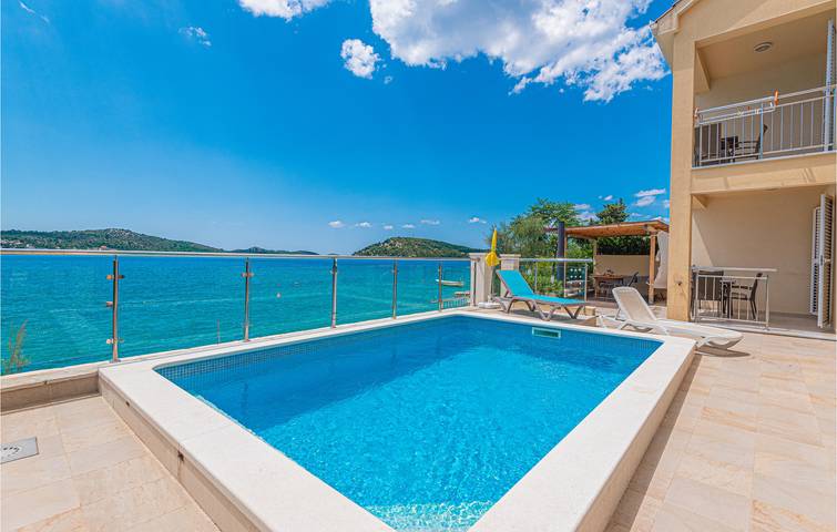 Urlaub am Meer: Stilvolles Apartment mit Pool und Terrasse, 1 km vom Strand entfernt in Razanj, Šibenik-Knin