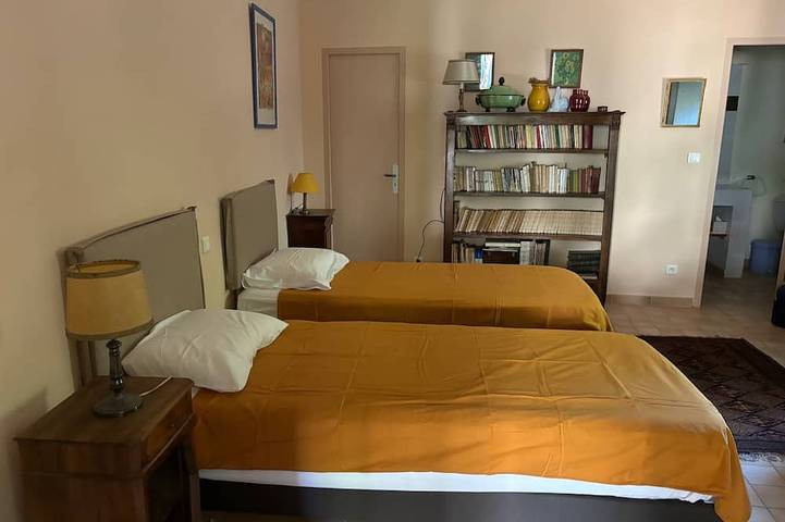 In the heart of the village: 3 small detached houses with garden and parking space in Lourmarin, Parc naturel régional du Luberon