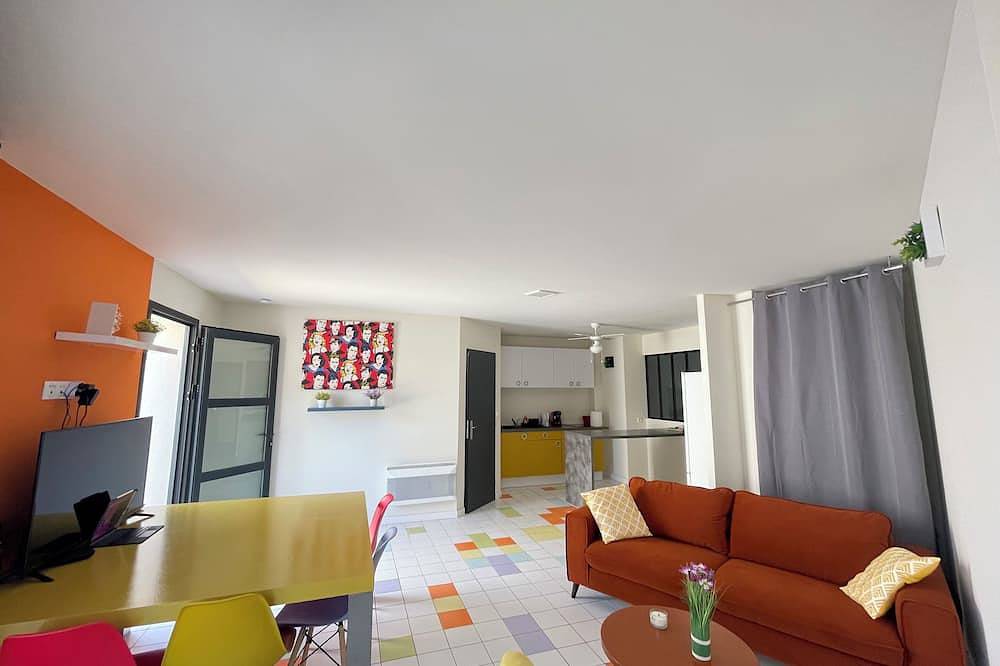 Entire apartment, Appartement Pop-art Proche des Plages du cap Dagde in Bessan, Côte d'Améthyste