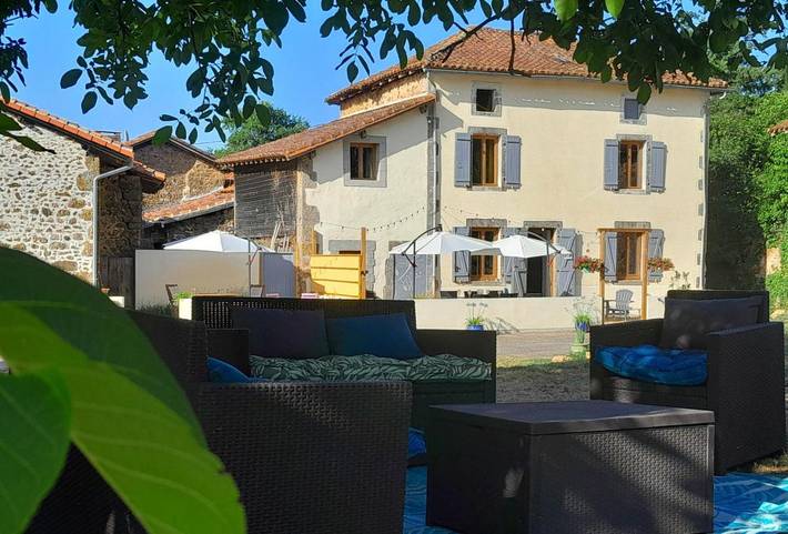 Location de vacances pour 6 personnes, avec vue et jardin à Videix