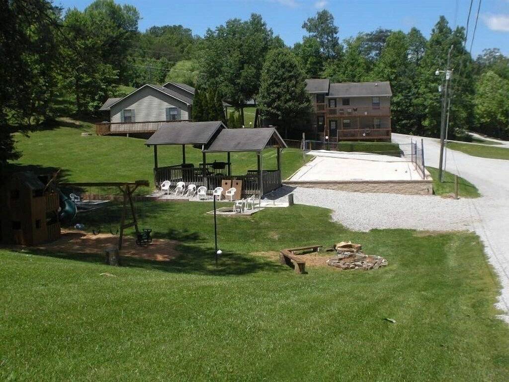 Dieses charmante, gemütliche Cottage verfügt über einen eigenen Whirlpool und eine Terrasse zum Angeln. in Lake Cumberland