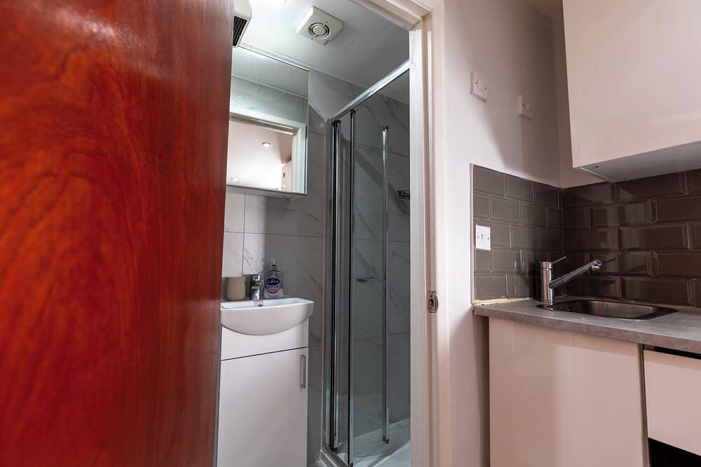Modern Comfortable Studio with kitchenette for 1-2 people, close to station in Luton, Chiltern Hills