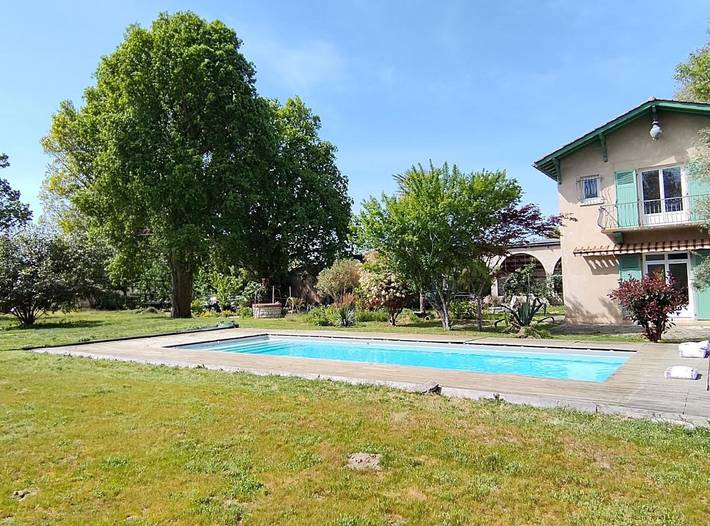 Location de vacances pour 14 personnes, avec Balcon et Terrasse ainsi que Jardin et Piscine à Yzosse