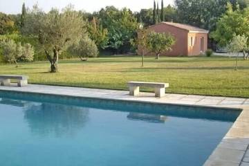 Location de vacances pour 4 personnes, avec terrasse et jardin dans Office De Tourisme Du Pays Des Sorgues Et Des Monts De Vaucluse