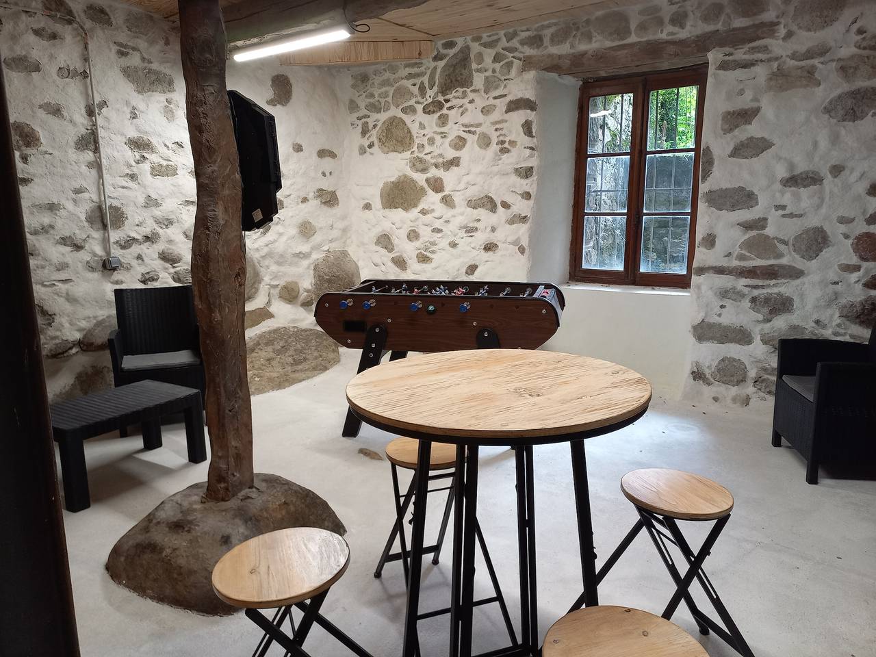 Ολόκληρο το διαμέρισμα, Apartment 'Pyrénées-Ariégeoises' with Mountain View, Shared Garden and Wi-Fi in Luzenac, French Pyrenees