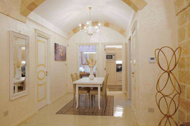 Casa Vacanze 'Domus Aurea Imperialis' con Balcone, Wi-Fi e Aria Condizionata in Francavilla Fontana, Salento