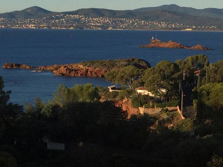 Gîte pour 4 personnes, avec Balcon et Terrasse ainsi que Jardin et Vue dans Calanque du Fournas