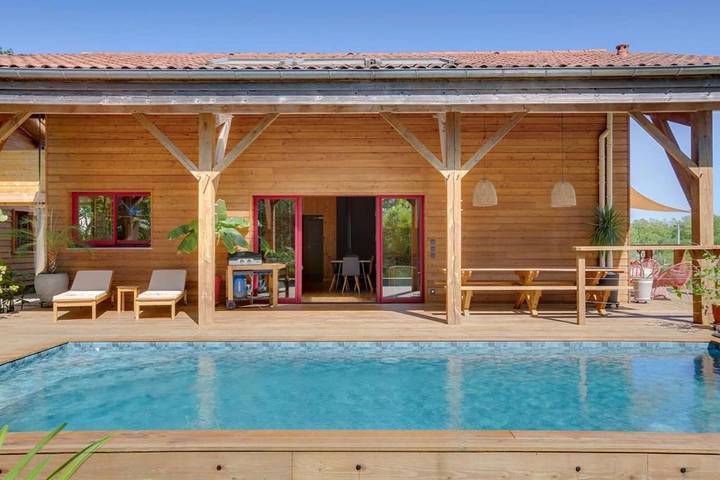 Location de vacances pour 13 personnes, avec piscine ainsi que vue et jardin, animaux acceptés à Saint-Laurent-de-Gosse