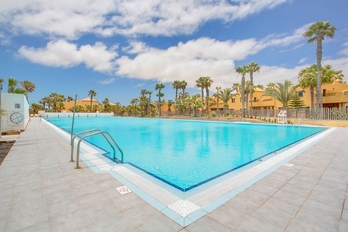 Apartamento entero, Apartamento vacacional 'vv B-rent Perla De Mar' con piscina, terraza privada y Wi-Fi in Oasis Tamarindo, La Oliva