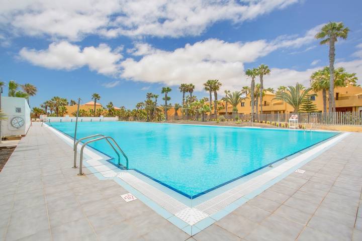 Apartamento entero, Apartamento vacacional 'vv B-rent Perla De Mar' con piscina, terraza privada y Wi-Fi in Oasis Tamarindo, La Oliva
