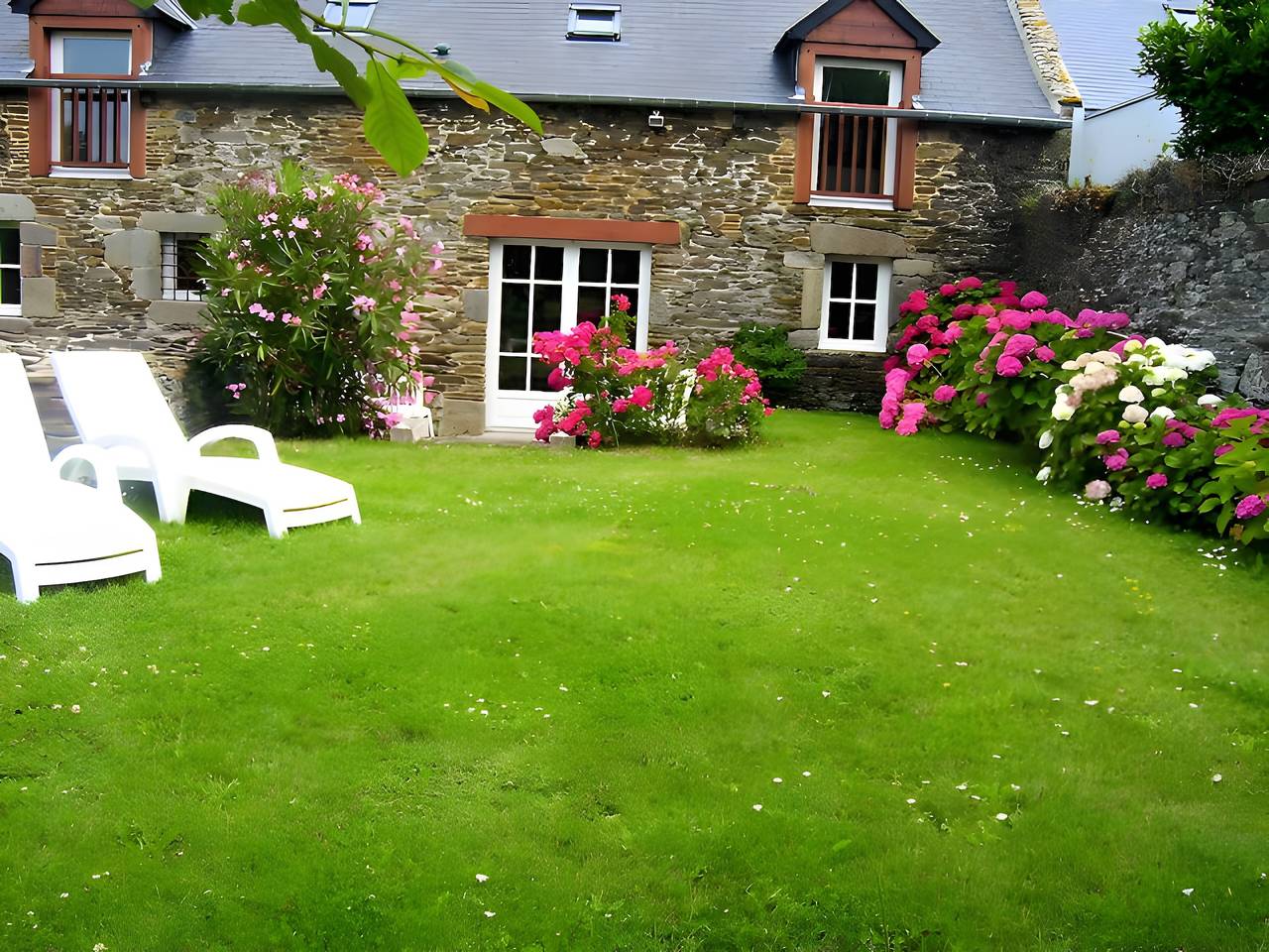 Gästezimmer „La Souricière - Les Pies“ mit gemeinsamer Terrasse, Garten und Wlan in Cancale, Mont-Saint-Michel-Bucht