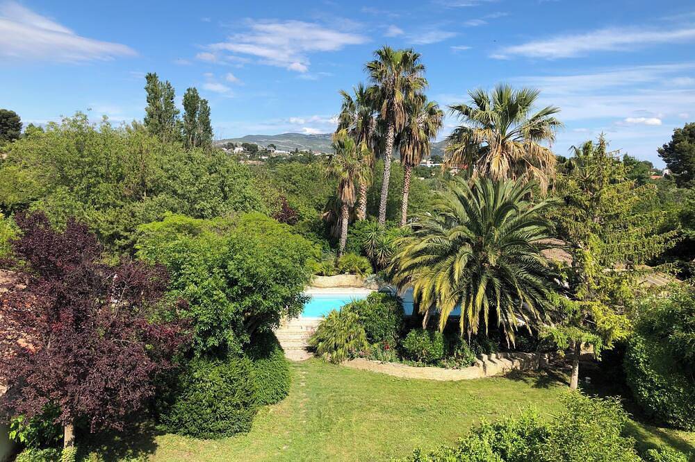 Property with swimming pool, garden and sports field. in Marseille, Marseille und Umgebung