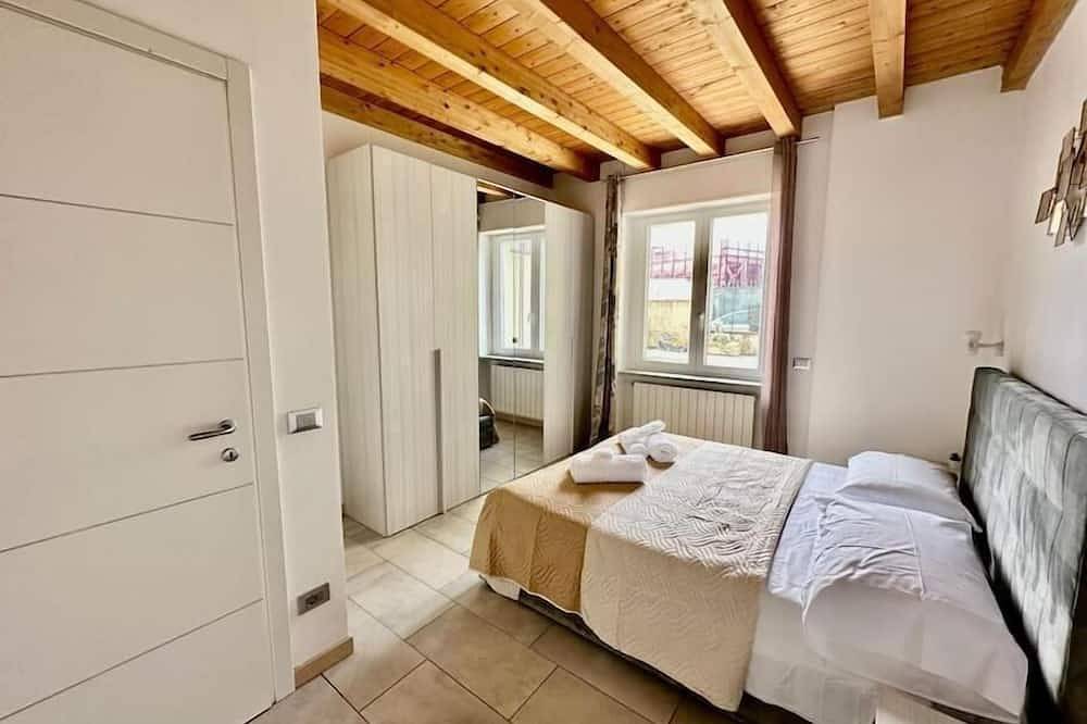 Entire apartment, [Near Train Station] Luxury house 5 beds in Bergamo, Bergamo Province