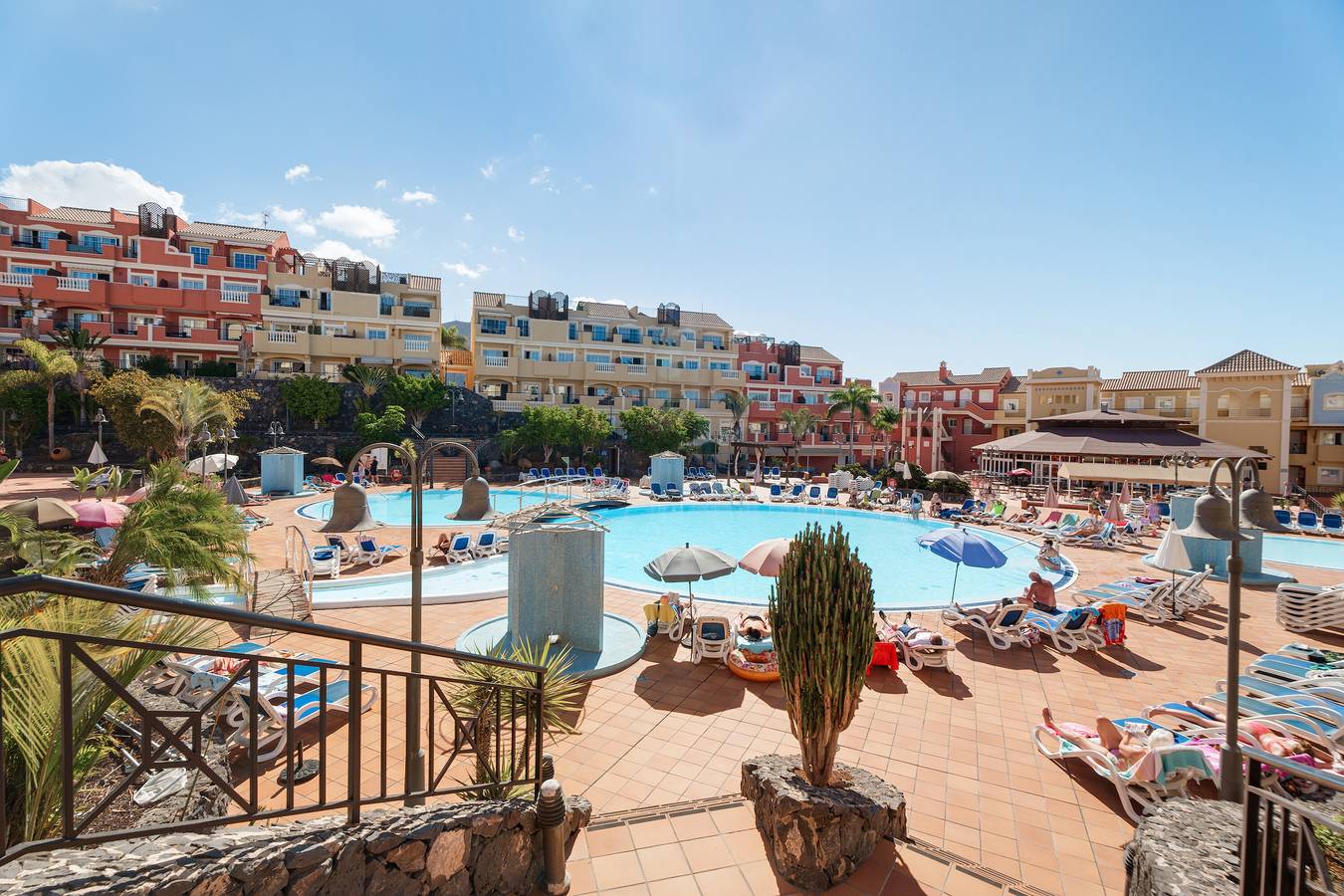 Entire apartment, Vacation 'Granada Park S032' with Shared Pool, Shared Garden and Wi-Fi in Los Cristianos, Arona