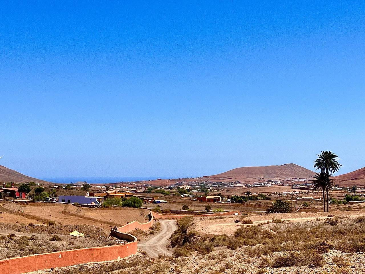 Villa "Vivienda Vacacional Sara" con vistas a la montaña, terraza, piscina y pista de baloncesto in Tetir, Fuerteventura