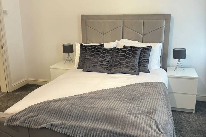 4Br-Sleeps10-Cosy Spacious House-Free Parking in Grand Manchester