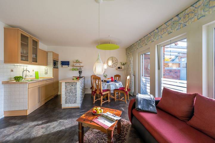 Ganze Wohnung, Verträumte Ferienwohnung mit Südterrasse, wenige Minuten zum Wasser in Wiek, Rügen